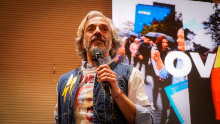 Juan Daniel Oviedo anuncia distanciamiento de los candidatos presidenciales y exige debates públicos de cara a la segunda vuelta