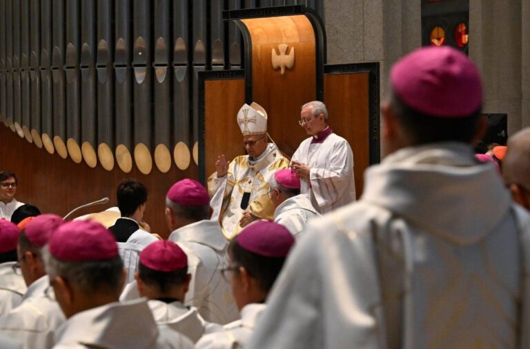 Papa León XIV bendice la torre de Jesucristo en la Sagrada Familia y llama a construir una Iglesia unida y viva
