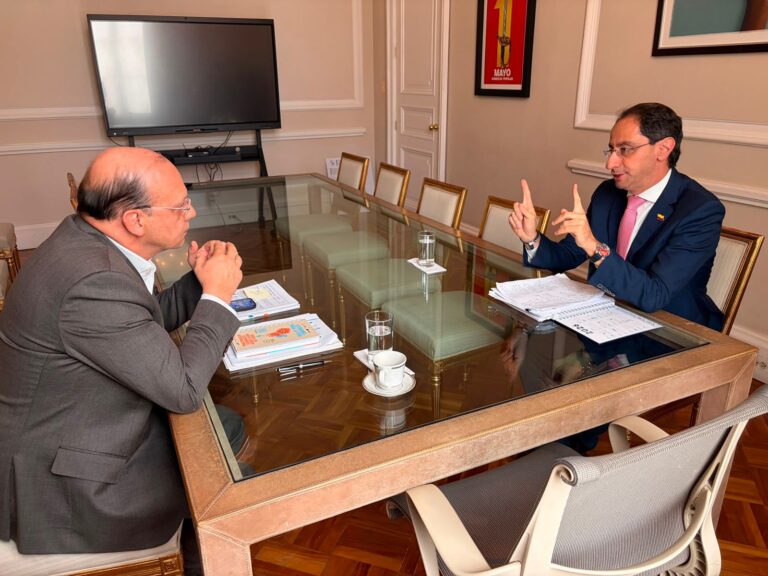 Empalme entre el Gobierno Petro y el equipo de De la Espriella inicia con llamado a la transparencia