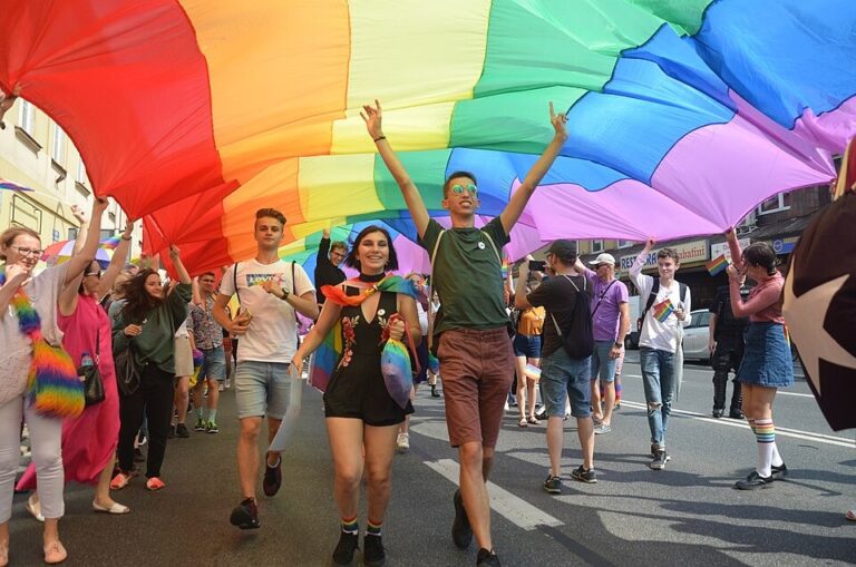 Gobierno expide decreto que permite el cambio gratuito del registro civil para personas trans y no binarias