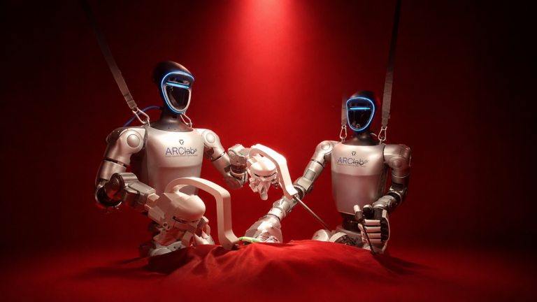 El quirófano del futuro: dos robots humanoides operan con éxito a un cerdo por primera vez