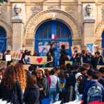 Miles de estudiantes protestan en Francia por crisis educativa y violencia policial